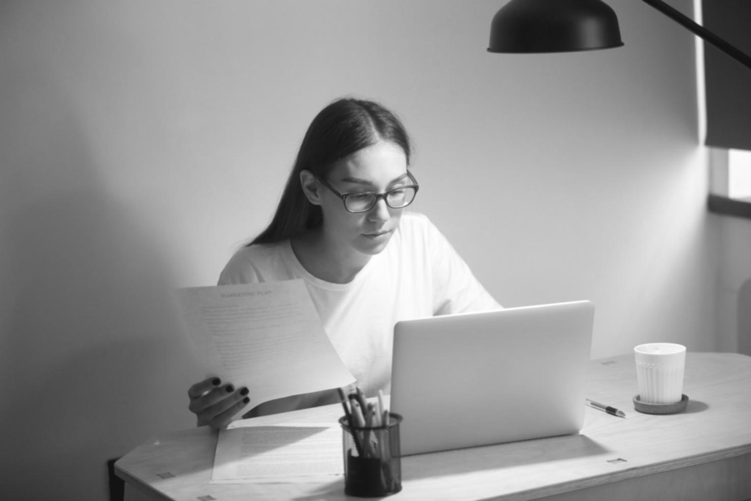 Professionelle Finanzberatung mit Dokumenten und Taschenrechner