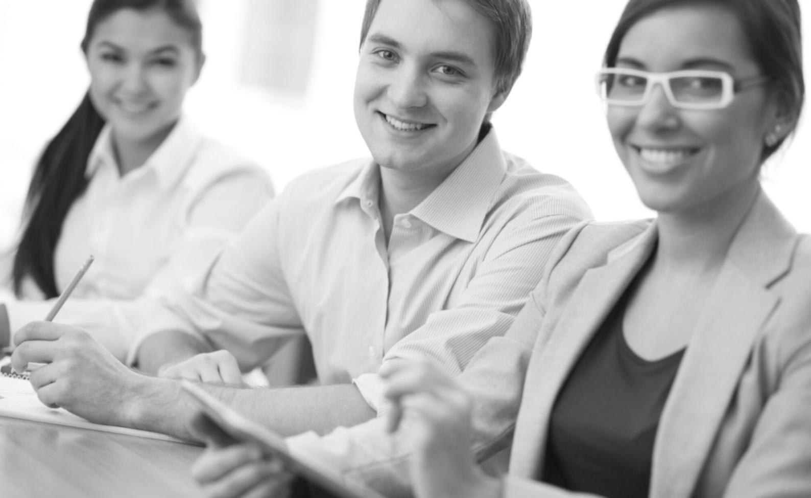 Finanzplanung am Schreibtisch mit Unterlagen und Taschenrechner